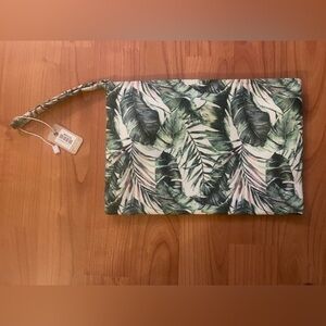 Wristlet Styline Palm print with green liner/pocket
